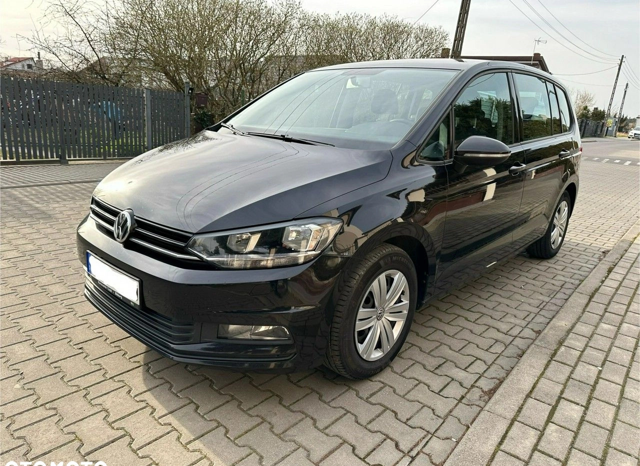Volkswagen Touran cena 59600 przebieg: 220100, rok produkcji 2017 z Koszalin małe 232